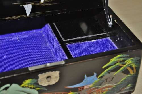 Vintage Japanese 1950s Musical Jewellery Box Hand-painted on Black Lacquer with Abalone Inlay