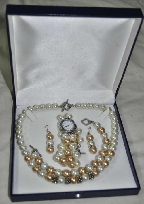Formaviva Jewellery for Life Faux Pearl Parure Set in original box