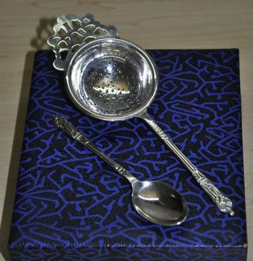 Vintage Sipelia Sheffield EPSN Apostles Box Set - 6 Teaspoons and 1 Tea Strainer (As new)