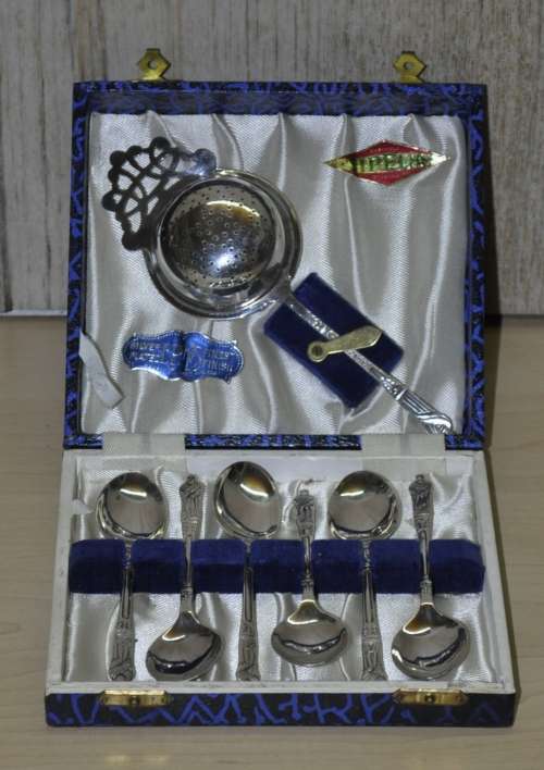Vintage Sipelia Sheffield EPSN Apostles Box Set - 6 Teaspoons and 1 Tea Strainer (As new)