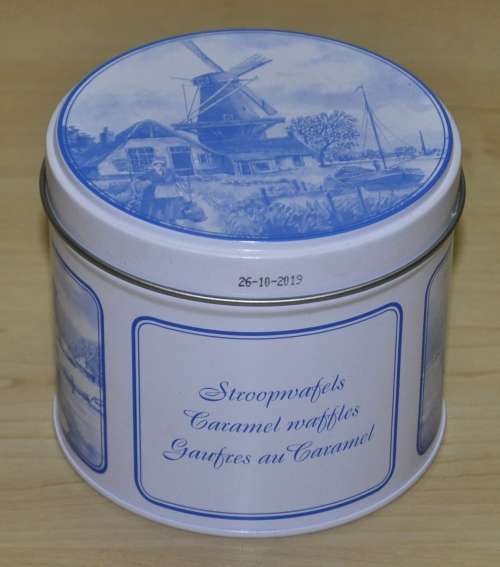 Contemporary Collectible De Bankergroep Syrup Waffles Delft Style Storage Tin