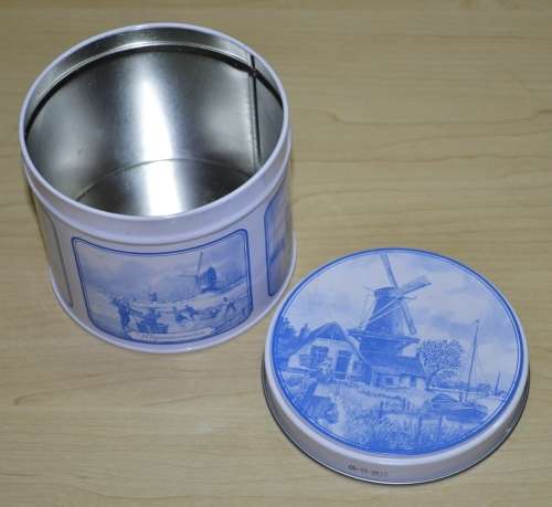 Contemporary Collectible De Bankergroep Syrup Waffles Delft Style Storage Tin