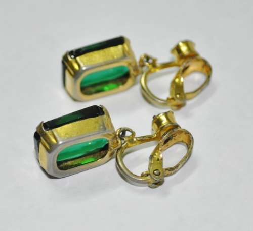 Vintage Gold Tone Emerald Green Crystal Dangling Clip-on Earrings