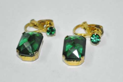 Vintage Gold Tone Emerald Green Crystal Dangling Clip-on Earrings