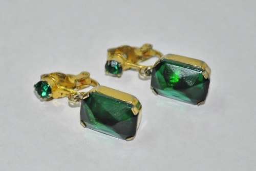 Vintage Gold Tone Emerald Green Crystal Dangling Clip-on Earrings
