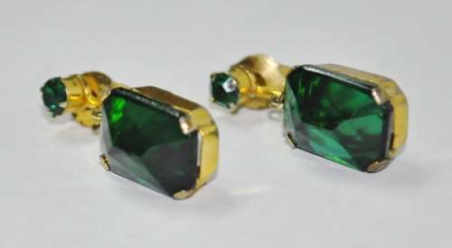 Vintage Gold Tone Emerald Green Crystal Dangling Clip-on Earrings
