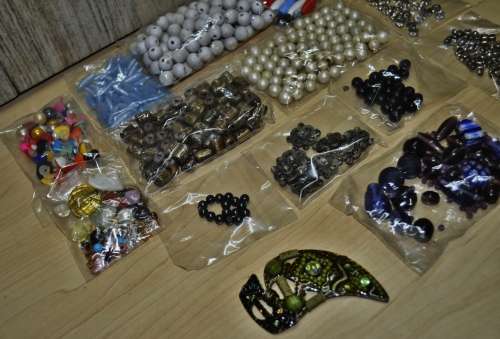 Mixed Lot of Vintage Jewellery Crafting items - Beads, Earrings, Pendants, and more