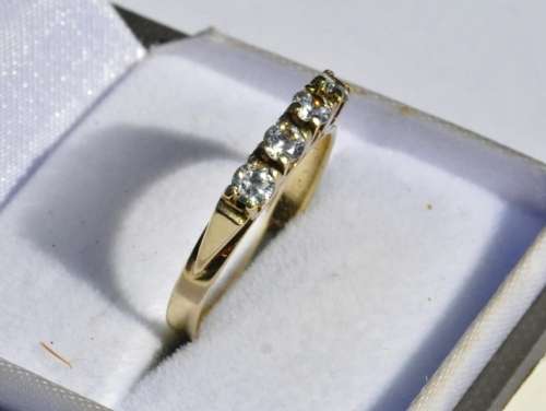 Vintage 9ct Yellow Gold Ring Set with a Row of Four Round Cut Diamonds marked 375