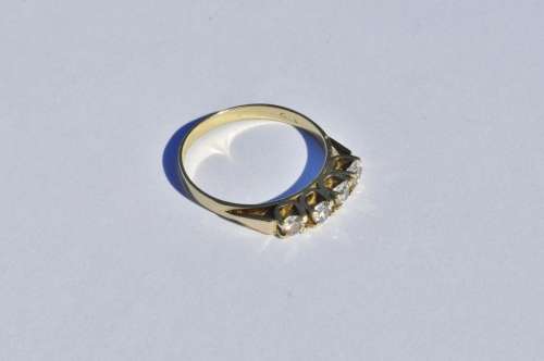 Vintage 9ct Yellow Gold Ring Set with a Row of Four Round Cut Diamonds marked 375