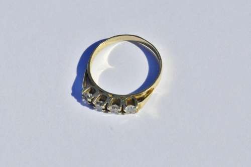 Vintage 9ct Yellow Gold Ring Set with a Row of Four Round Cut Diamonds marked 375