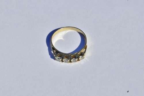 Vintage 9ct Yellow Gold Ring Set with a Row of Four Round Cut Diamonds marked 375