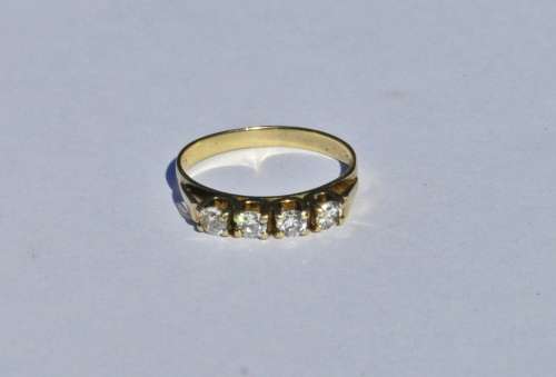 Vintage 9ct Yellow Gold Ring Set with a Row of Four Round Cut Diamonds marked 375