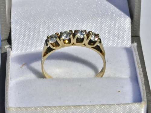 Vintage 9ct Yellow Gold Ring Set with a Row of Four Round Cut Diamonds marked 375