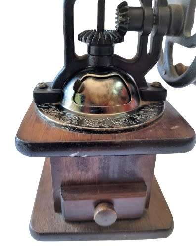 Vintage wooden black pepper mill/hand grinder