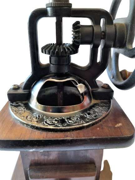 Vintage wooden black pepper mill/hand grinder
