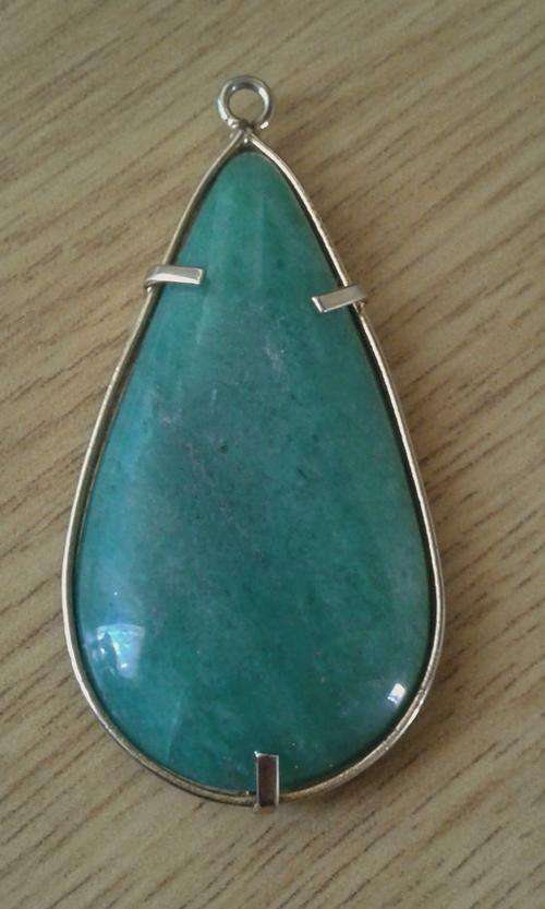 Vintage teardrop pendant with genuine Aventurite in a gold tone setting