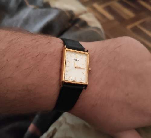 Seiko V701-5E10 vintage gold watch