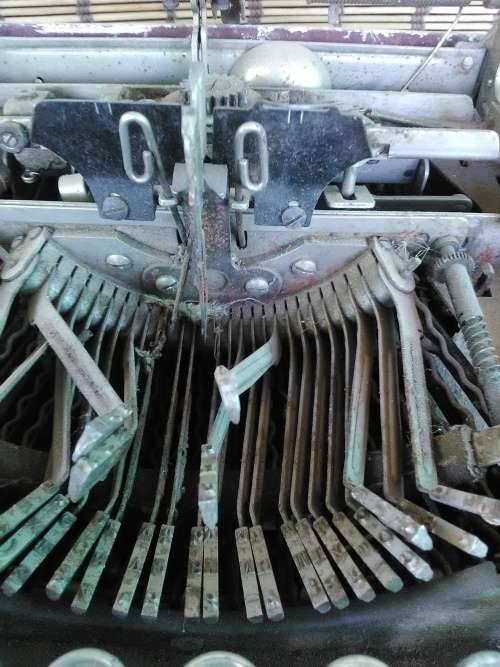 OLD ANTIQUE TYPE WRITER UP FOR GRABS