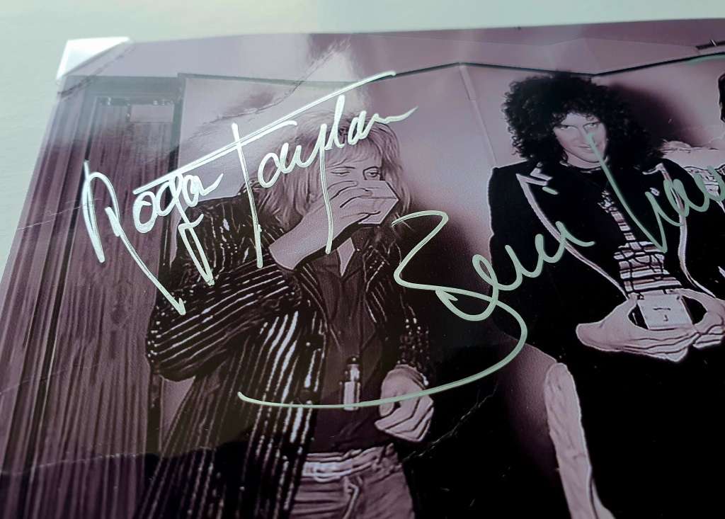AUTHENTIC AUTOGRAPHS BY QUEEN - 100% ORIGINAL