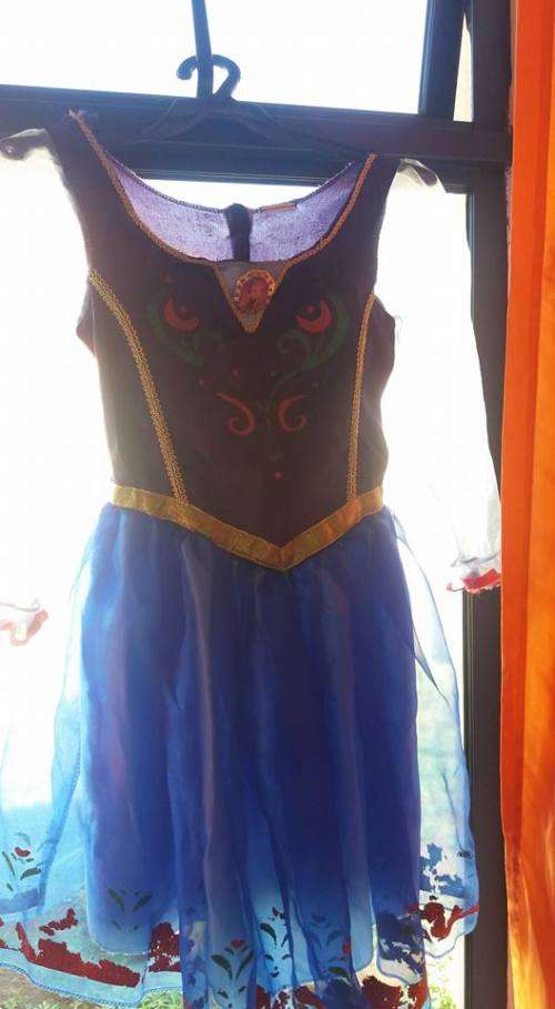 ANNA DRESS 5-6 YEAR OLD FAIR CONDITION ONLY USED TWICE