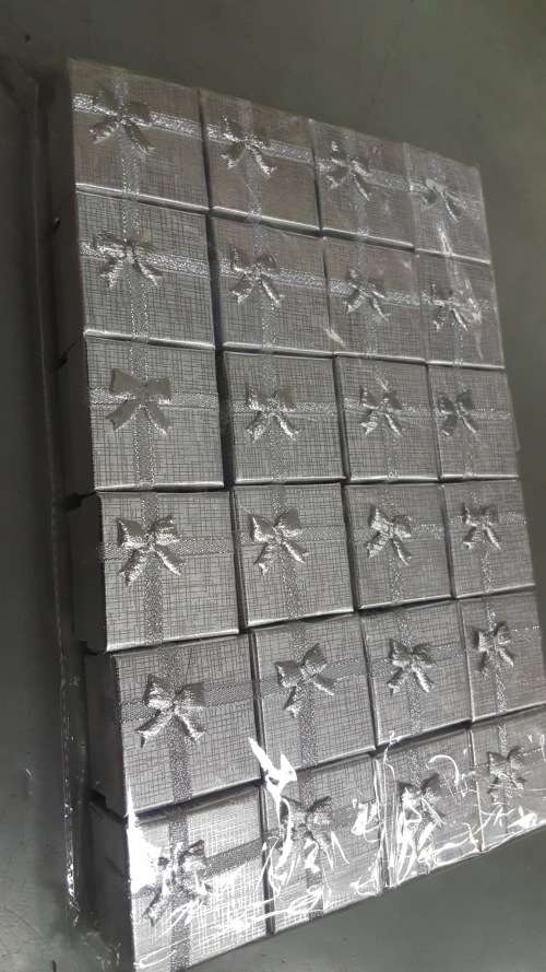 REDUCED TO CLEAR! Gift boxes. Various colors. See other clearance auctions!