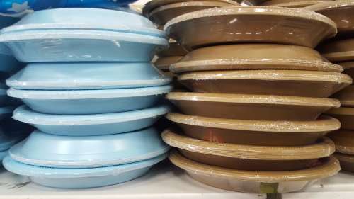 CLEARANCE SALE!! Plastic tableware! Plates. Various colors. See other clearance auctions!