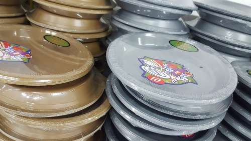 CLEARANCE SALE!! Plastic tableware! Plates. Various colors. See other clearance auctions!