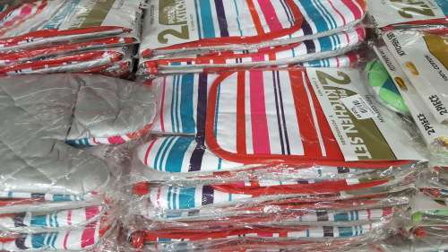 CLEARANCE SALE!! Oven mitt and potholder set. See other clearance auctions!