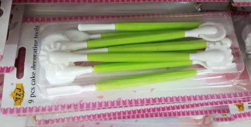 CLEARANCE SALE!! 9pc Cake decorating set. See other clearance auctions!