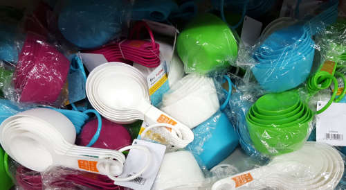 REDUCED TO CLEAR!!! 6pc measuring cup set. See our other clearance auctions!