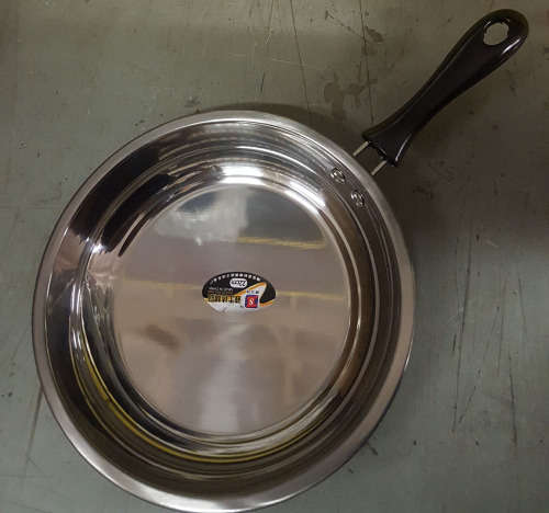22cm steel pan. CLEARANCE SALE!! See other clearance auctions!