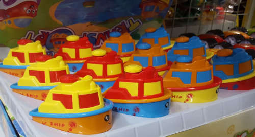 Gorgeous toy boat. REDUCED TO CLEAR!! See other clearance auctions!