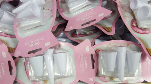 CLEARANCE SALE!! cupcake decorating set. See other clearance auctions!