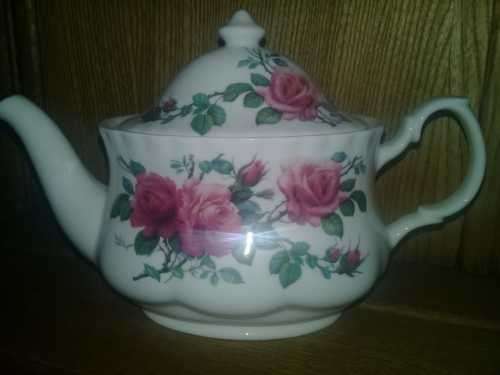 ATTRACTIVE ROY KIRKHAM TEAPOT IN ROSE PATTERN