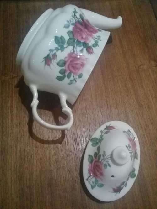 ATTRACTIVE ROY KIRKHAM TEAPOT IN ROSE PATTERN