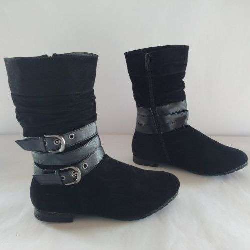 LADIES SUEDE BLACK BOOTS. stylish and comfy.****LATE ENTRY****perfect for the cold weather coming.