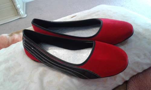 SUEDE PUMPS- RED WITH BLACK STRIPES.