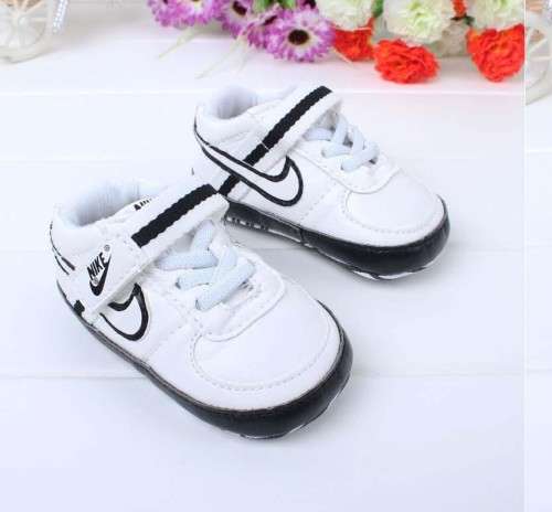 NIKE BABY SNEAKERS. (black/ white)