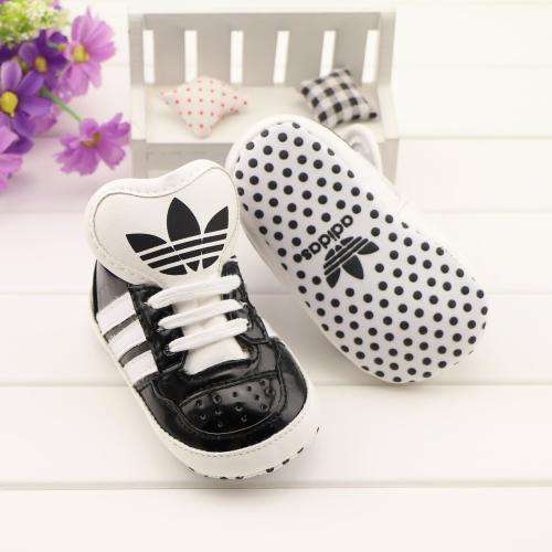 ADIDAS BABY SNEAKERS BLACK. (heart flap)