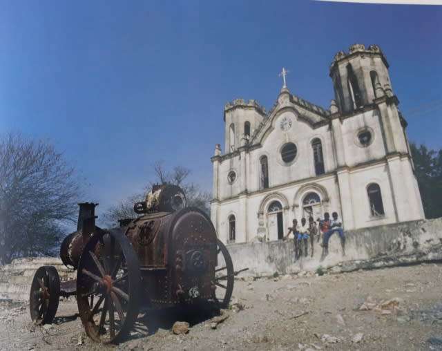 ROUND THE BEND - TRAVELS AROUND SOUTHERN AFRICA By Obie Oberholzer