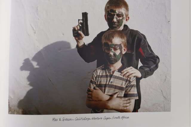 ROUND THE BEND - TRAVELS AROUND SOUTHERN AFRICA By Obie Oberholzer