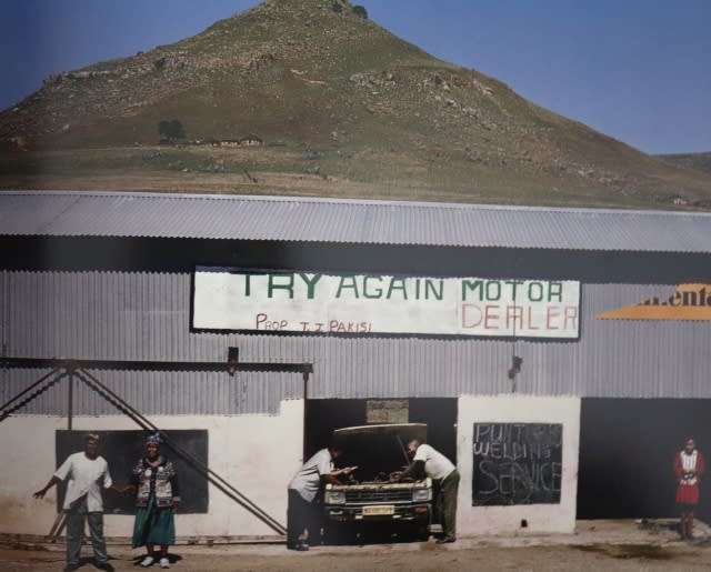 ROUND THE BEND - TRAVELS AROUND SOUTHERN AFRICA By Obie Oberholzer