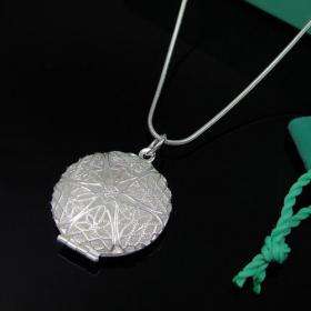 Hobolicious - Stunning Silver Locket - Place your photo inside - In stock and ready to deliver