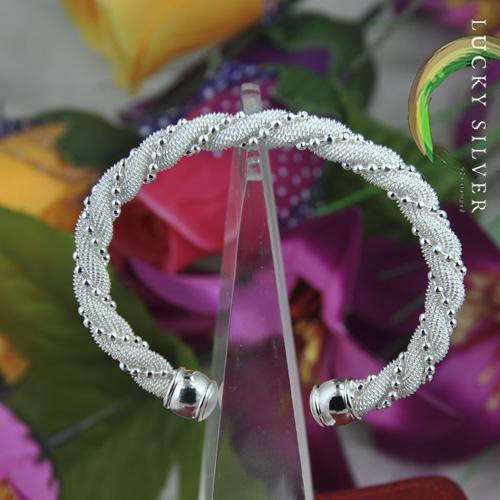 TWIST ME PRETTY BANGLE