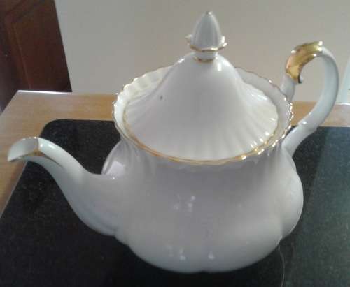 ROYAL ALBERT TEA POT