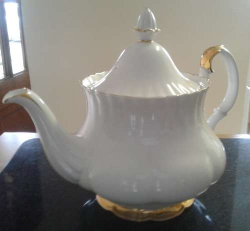 ROYAL ALBERT TEA POT