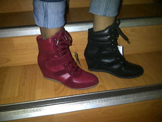 V V COMFY LADIES SNEAKER GREY WEDGE BOOTS - size 6