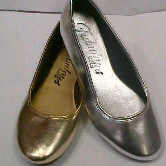 V V COMFY LADIES SILVER FABULOUS FLATS PUMP- size 4