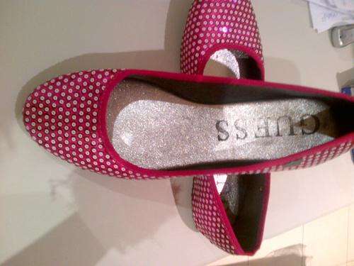 V V DIFFERENT LIMITED LADIES GUESS PINK TWO-TONE SEQUIN PUMP- size 8