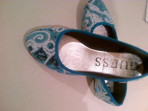 V V DIFFERENT LIMITED LADIES GUESS BLUE TWO-COLOR SEQUIN PUMP- size 4